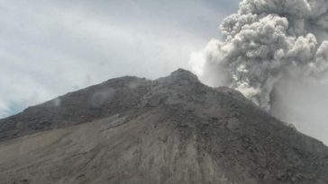 Gunung Merapi Luncurkan Awan Panas, Masyarakat Diimbau Jauhi Daerah Berbahaya