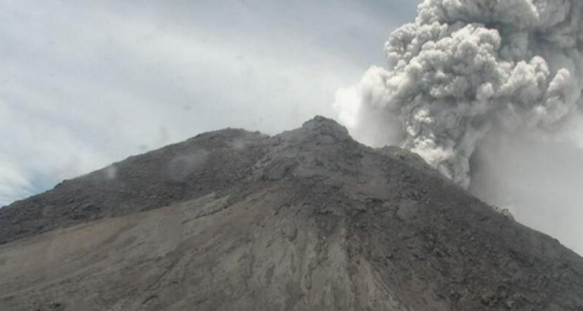 Gunung Merapi Luncurkan Awan Panas, Masyarakat Diimbau Jauhi Daerah Berbahaya