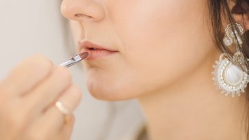 Lima Rahasia Mengaplikasikan Lipstik Matte Agar tak Terlihat Berantakan