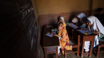 Ratusan Anak Perempuan di Iran Diracun Agar tak Masuk Sekolah