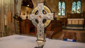 Potongan Salib Asli Yesus Dijadikan Simbol Pemahkotaan Raja Charles