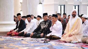 Presiden Jokowi dan Ibu Iriana Salat Idulfitri di Masjid Sheikh Zayed