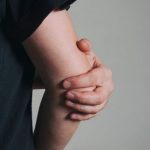 Terasa Tersetrum Ketika Siku Terbentur, Apa Itu Tulang Lucu?