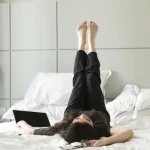 Inilah Manfaat Meluruskan Kaki Menempel di Dinding