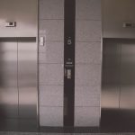 Hal yang Boleh dan Tidak Boleh Dilakukan jika Terjebak di Lift