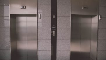Hal yang Boleh dan Tidak Boleh Dilakukan jika Terjebak di Lift