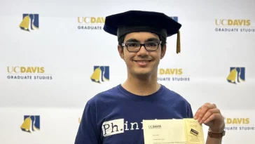 Remaja Ini Raih Gelar PhD di Usia 19 Tahun, Mulai Kuliah Saat Masih Umur 7