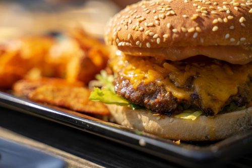 5 Tips Bikin Burger Rumahan Seenak di Restoran