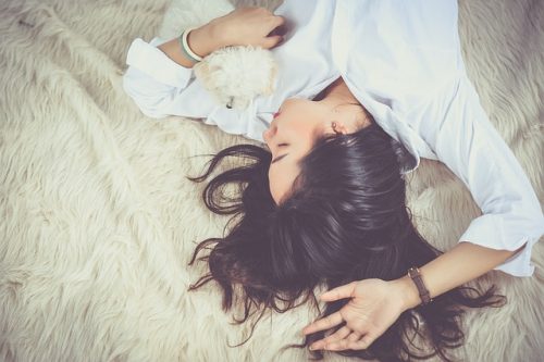  3 Posisi Tidur yang Baik Saat Perempuan Mengalami Nyeri Haid