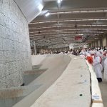 Petugas Haji Arab Saudi Bagikan Kurma, Oralit Hingga Air Mineral ke Jamaah yang Melempar Jumrah