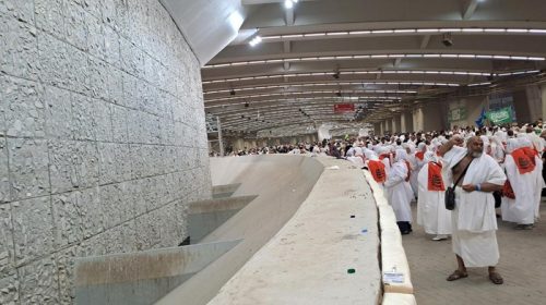 Petugas Haji Bagikan Kurma, Oralit Hingga Air Mineral ke Jamaah yang Melempar Jumrah