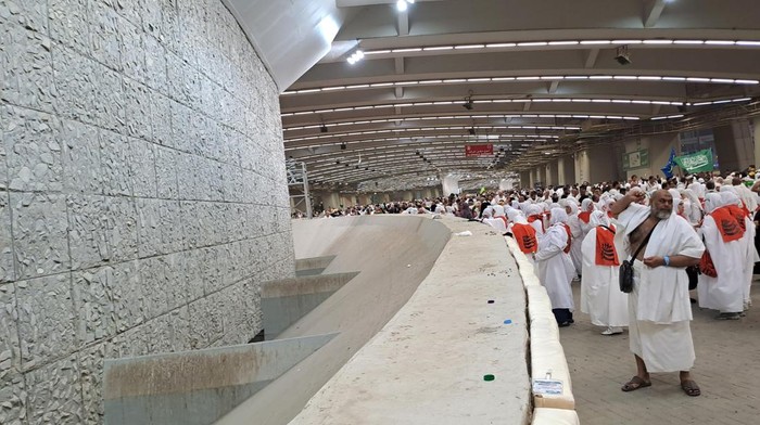 Petugas Haji Arab Saudi Bagikan Kurma, Oralit Hingga Air Mineral ke Jamaah yang Melempar Jumrah