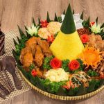 Ternyata Begini Cara Potong Tumpeng yang Tepat, Bukan dari Bagian Atas