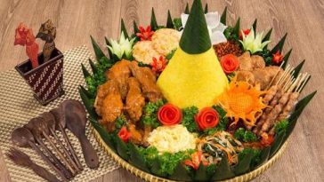 Ternyata Begini Cara Potong Tumpeng yang Tepat, Bukan dari Bagian Atas