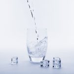 Benarkah Minum Air Dingin Bisa Bikin Gemuk?