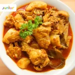 Membuat hidangan dengan bahan utama daging ayam bisa dikreasikan menjadi beragam menu, salah satunya adalah gulai ayam kuah yang lebih berbumbu.