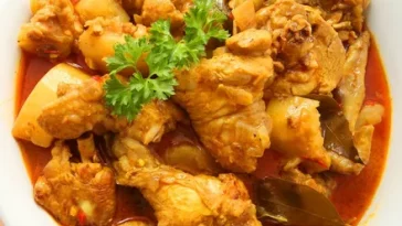 Membuat hidangan dengan bahan utama daging ayam bisa dikreasikan menjadi beragam menu, salah satunya adalah gulai ayam kuah yang lebih berbumbu.