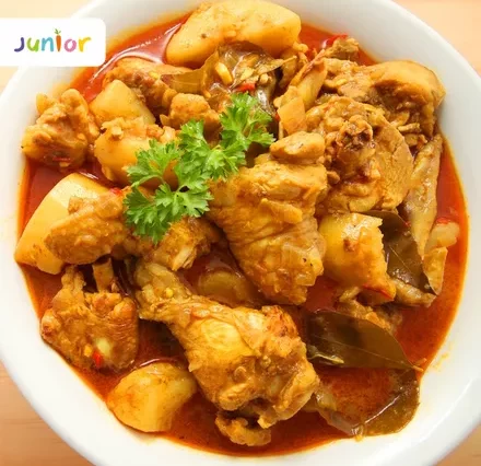 Membuat hidangan dengan bahan utama daging ayam bisa dikreasikan menjadi beragam menu, salah satunya adalah gulai ayam kuah yang lebih berbumbu.