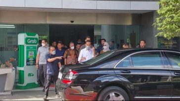 Presiden Jokowi Jenguk Cak Nun, Disambut Novia Kolopaking