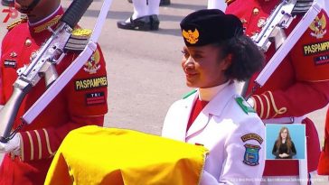 Fakta-Fakta Lilly Wenda, Sepatu Copot saat Jadi Pembawa Baki di Istana Negara