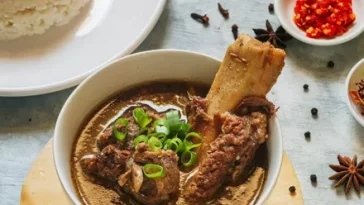 Selain Coto, Makassar Masih Punya 6 Kuliner Khas Ini!