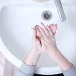 Bau Makanan Menempel di Tangan? Ini 6 Tips Menghilangkannya