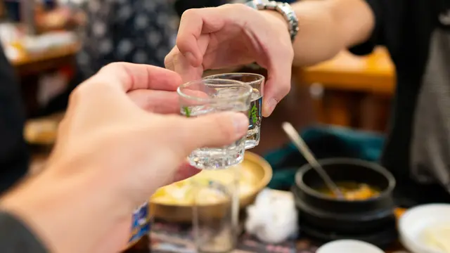 Adab dan Aturan Tak Tertulis Cara Minum Soju Masyarakat Korea
