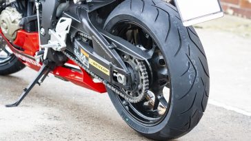 Ketahui 3 Bahaya Jika Tekanan Angin Ban Motor Terlalu Tinggi