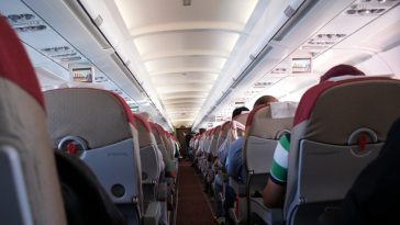 Pilot Bagikan Cara Tenang Hadapi Turbulensi Pesawat, Pakai Botol Air!