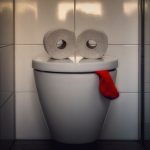 Duduk Terlalu Lama di Toilet sambil Main Ponsel, Pria Ini Lumpuh!