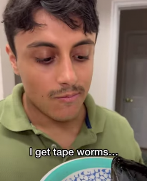 Content Creator Ini Nekat Makan Cacing Pita, Apa Dampaknya?