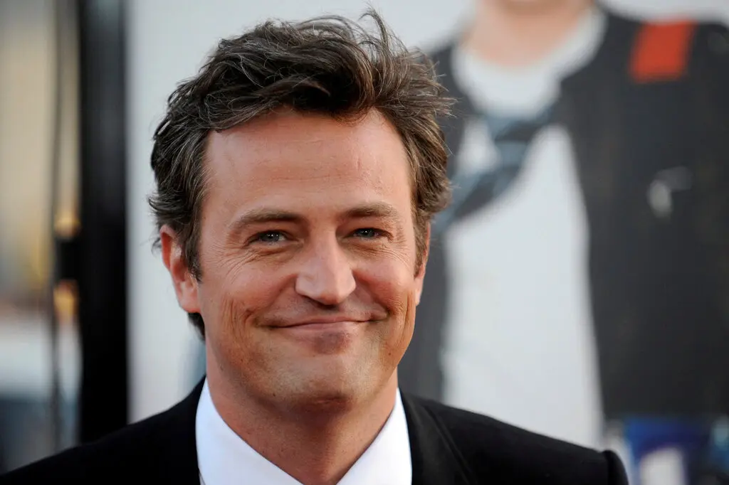 Matthew Perry Meninggal Dunia, Ini Momen Ikonis Tokoh Chandler Bing di 'Friends'