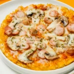 Resep Pizza Mie Jamur Sosis, Sarapan Simpel Favorit Anak