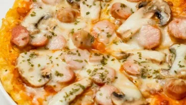 Resep Pizza Mie Jamur Sosis, Sarapan Simpel Favorit Anak