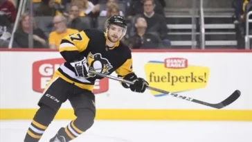 Profil Atlet Hoki Adam Johnson yang Meninggal Usai Tersayat Sepatu Skate Lawan