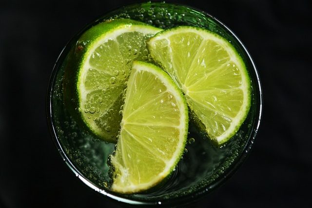 3 Manfaat Minum Air Jeruk Nipis Hangat di Pagi Hari