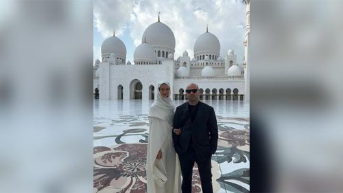 Jason Statham dan Istri Berkunjung ke Masjid Agung Sheikh Zayed Abu Dhabi, Sikapnya Dipuji