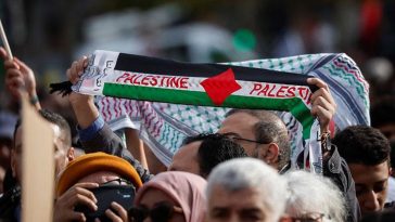 Demonstran di Paris: Gaza Tak Bisa Rayakan Natal