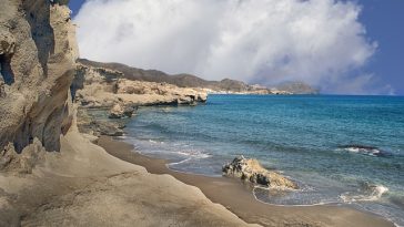5 Hal yang Harus Diwaspadai Saat Berlibur di Musim Hujan, Hindari Pantai Hingga Susur Gua