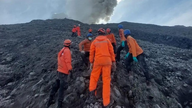 18 Pendaki Gunung Marapi Meninggal, Apa Saja Bahaya Abu Vulkanik?