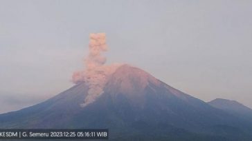 Gunung Semeru Kembali Erupsi dengan Kolom Letusan Setinggi 1 Kilometer