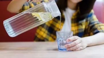Sering Lupa Minum Air Putih? Ini 5 Cara Agar Tetap Terhidrasi Sepanjang Hari