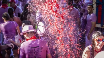 8 Festival Aneh di Dunia, Mandi Lumpur di Korea hingga Perang Anggur di Spanyol