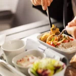 Begini Cara Pramugari Menyiapkan Makanan di Pesawat