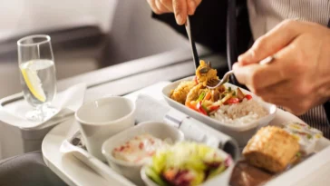 Begini Cara Pramugari Menyiapkan Makanan di Pesawat