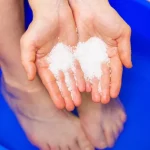 Merendam Kaki dalam Air Garam, Dapatkan 8 Manfaatnya