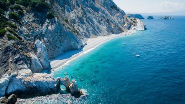 Ambil Kerikil di Pantai Cantik Ini, Bakal Kena Denda Rp17 Juta