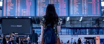 8 Etika Naik Pesawat Menurut Pakar, Wajib Pakai Alas Kaki Salah Satunya!