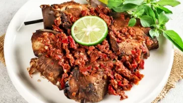 Resep Ikan Manyung Asap Sambal Penyet, Nikmati dengan Nasi Hangat!