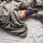5 Fakta Menarik Pakai Kaus Kaki saat Tidur, Apa Saja?